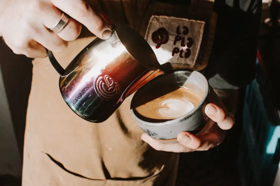 Barista preparando una bebida detrás de la barra