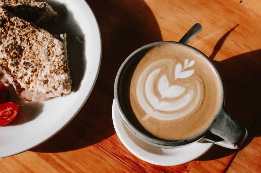 Café con leche y tostado servidos sobre una mesa