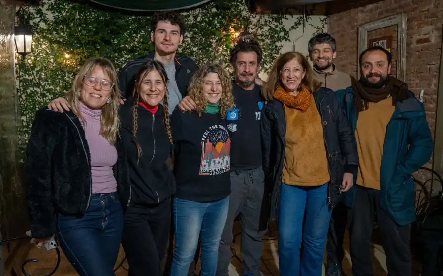 El equipo de Radio La PlaPla reunido en el patio