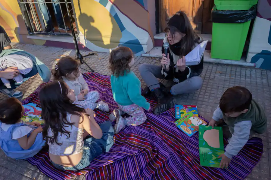Actividad de lectura compartida con infancias en la vereda