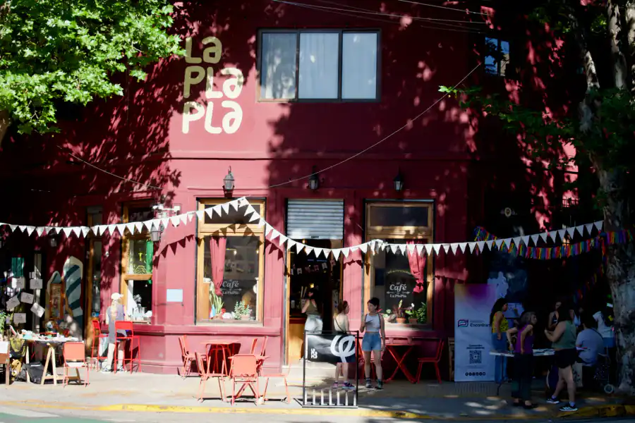 Fachada de La PlaPla con mesas en la vereda