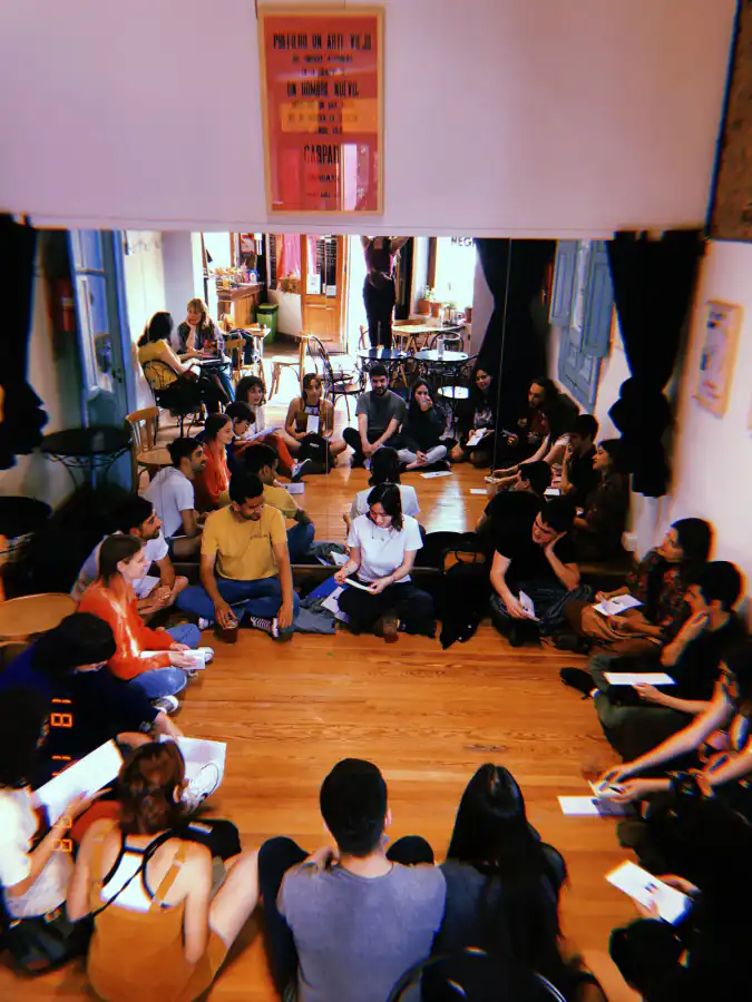Participantes de un taller reunidos en ronda dentro de La PlaPla